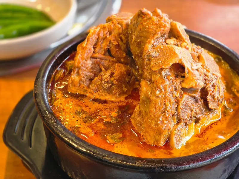 살이 가득 붙어있는 뼈다귀