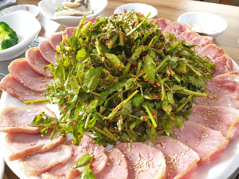 훈제오리와 미나리 무침의 환상적인 조합