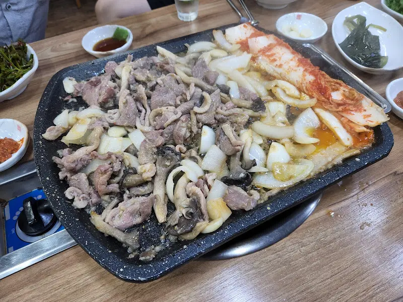 오리 주물럭과 김치의 환상적인 조합