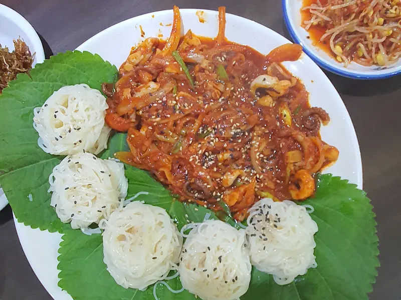 윤기가 흐르는 찜닭 요리, 깻잎과 당면, 깨소금이 조화롭게 어우러져 식감을 자극한다.
