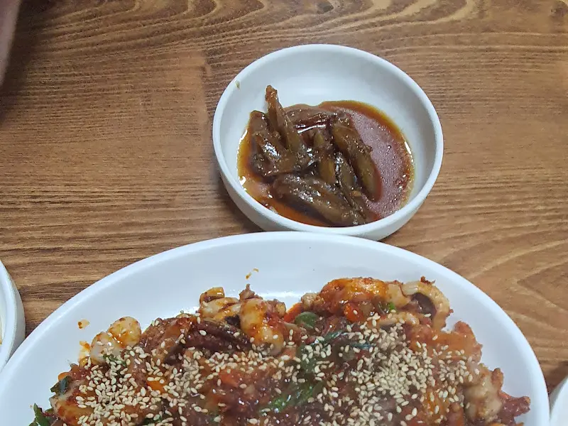 찜닭과 함께 제공된 반찬, 짭짤한 멸치볶음이 입맛을 돋운다.