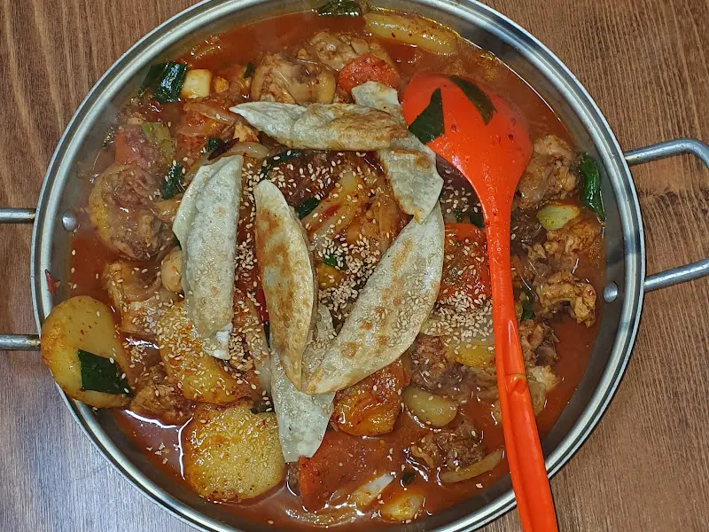 만두와 닭고기가 넉넉하게 들어간 찜닭
