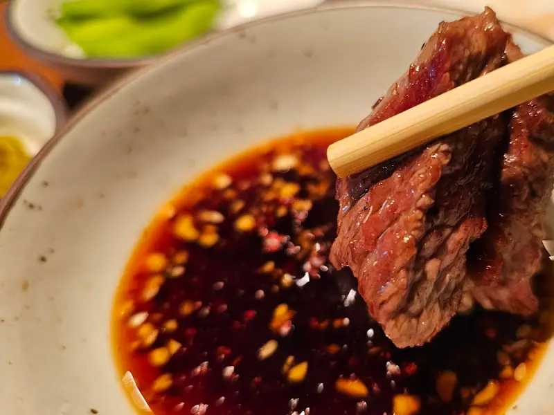 간장 소스에 찍은 양갈비