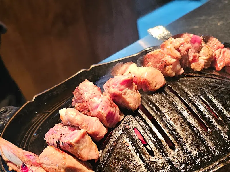 화로 위에서 익어가는 양갈비 조각들