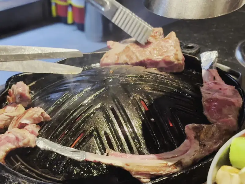 화로 위에서 익어가는 양갈비