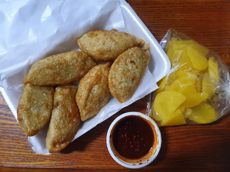 갓 튀겨져 나온 꾼만두