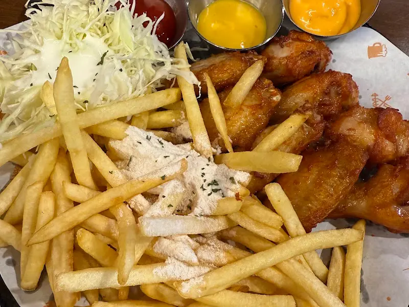 닭날개튀김과 감자튀김
