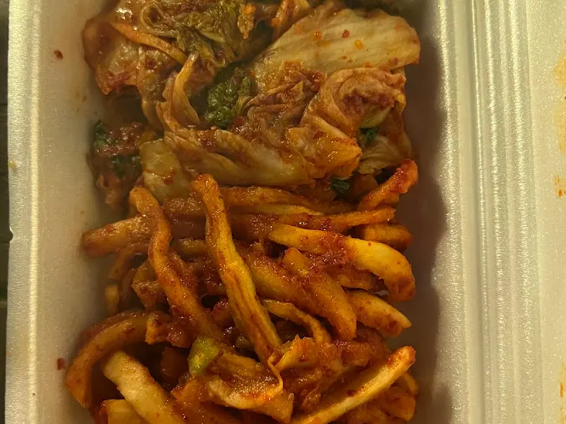 족발과 함께 제공되는 김치와 무말랭이