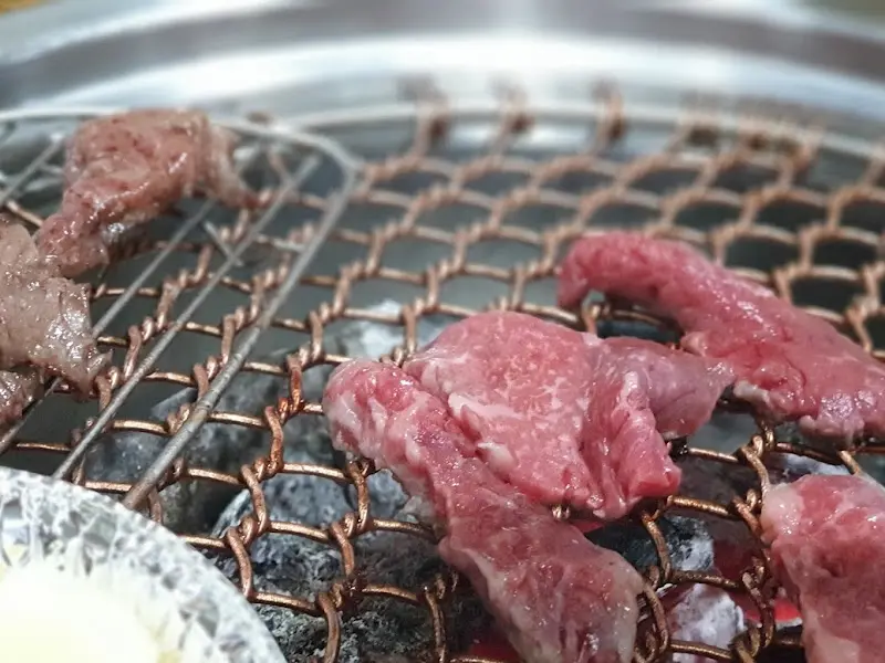 숯불 위에 구워지는 꽃등심