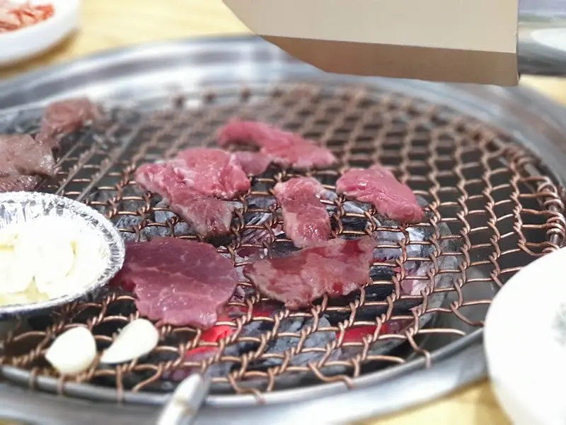 불판 위에 구워지는 소고기