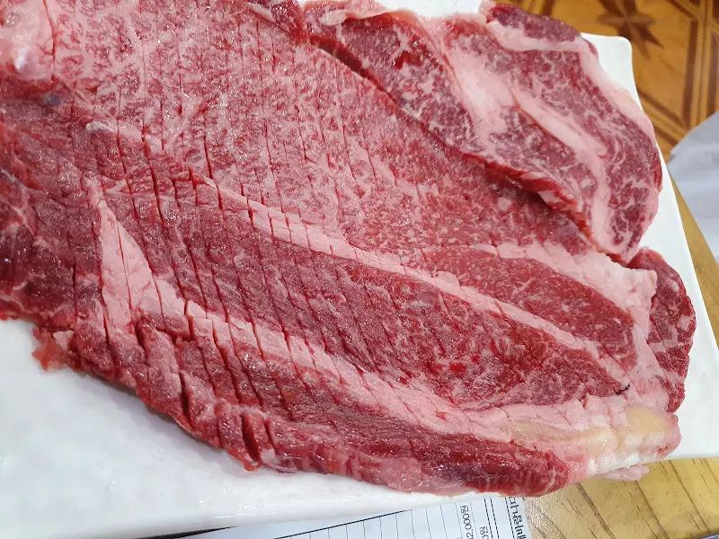 마블링이 돋보이는 꽃등심