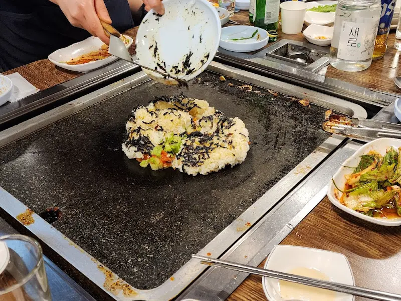 볶음밥을 만드는 모습