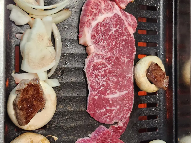 불판 위에 구워지는 한우