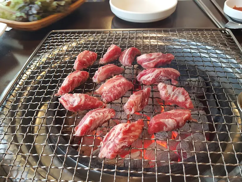 숯불 위에 구워지는 소갈비살