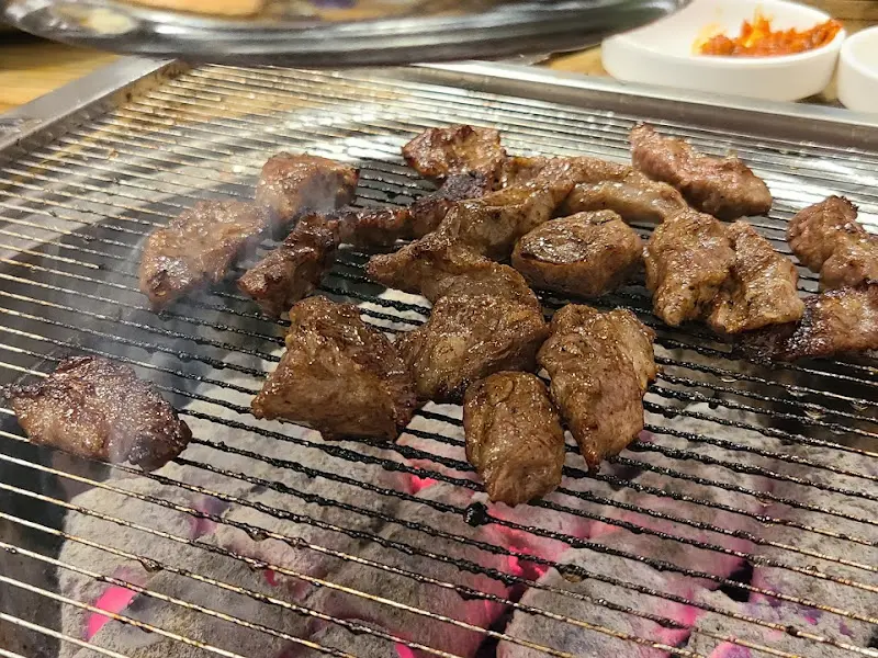 숯불 위에 구워지는 소갈비살