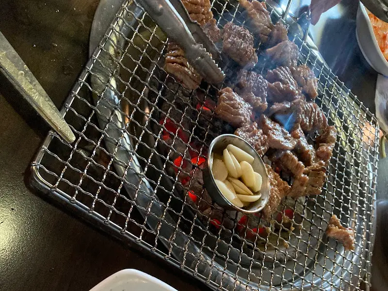 숯불 위에 구워지는 양념갈비