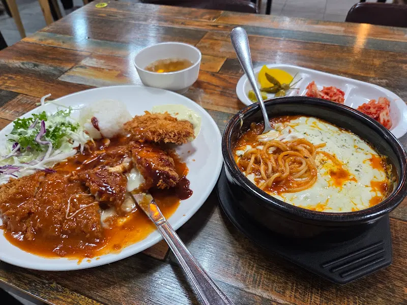 돈까스 정식과 뚝배기 스파게티