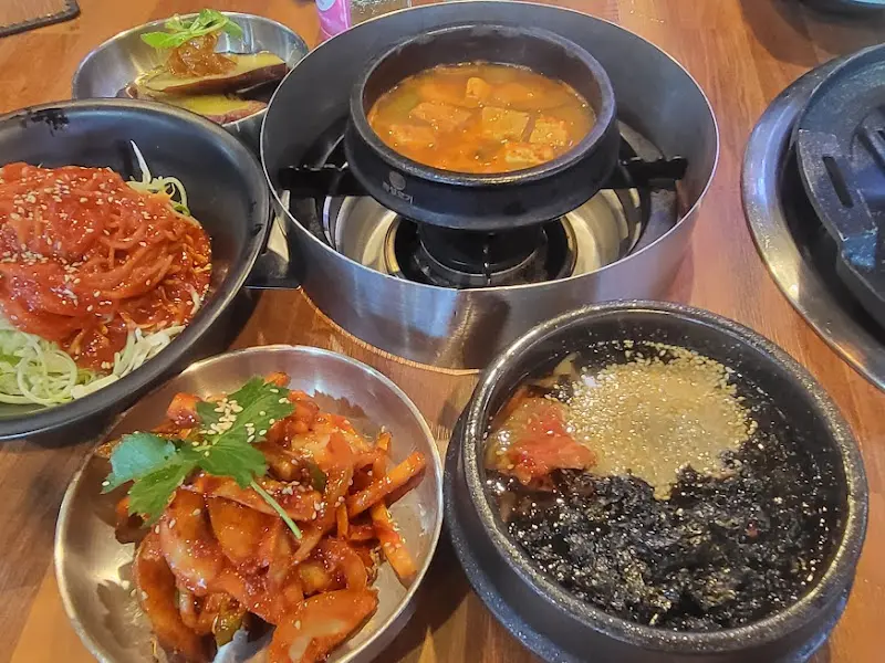 보글보글 된장찌개와 다양한 밑반찬