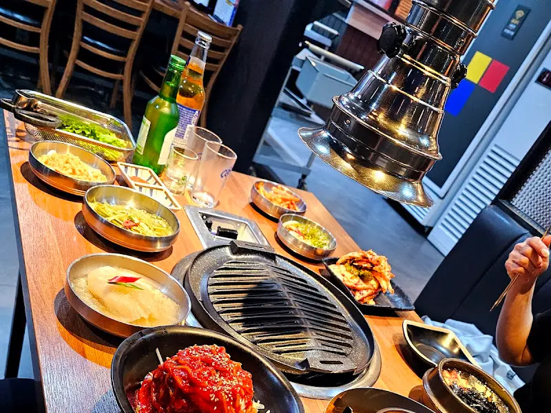 테이블 가득 차려진 밑반찬