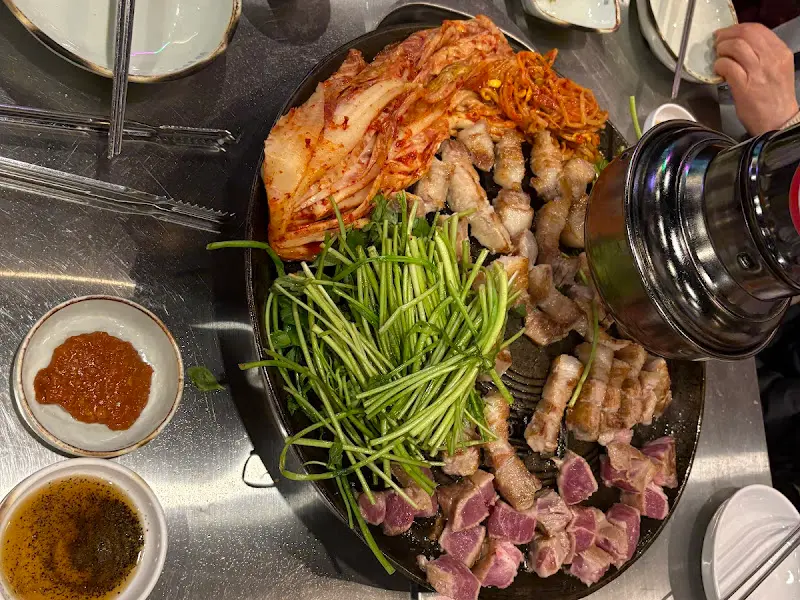 솥뚜껑 삼겹살 한 상 차림