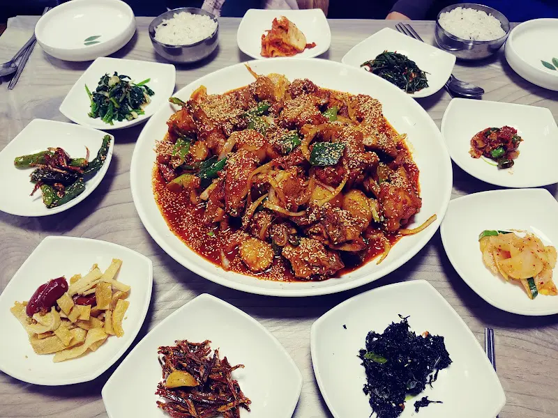 닭볶음탕과 밑반찬