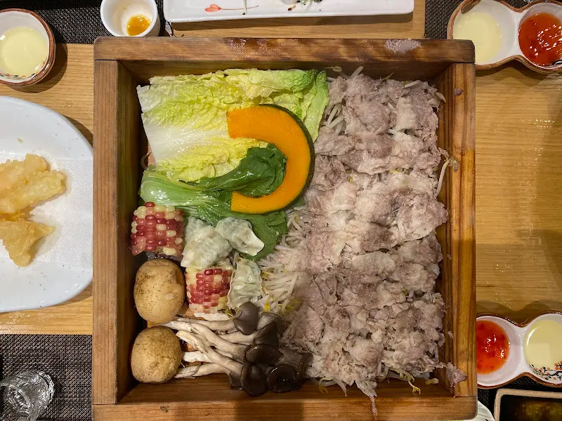 다채로운 재료가 돋보이는 샤브샤브