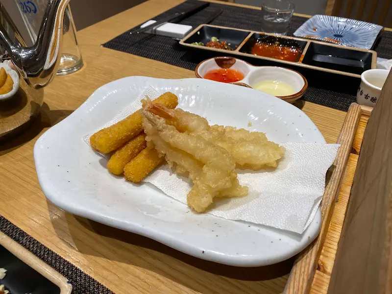 갓 튀겨져 나온 바삭한 튀김