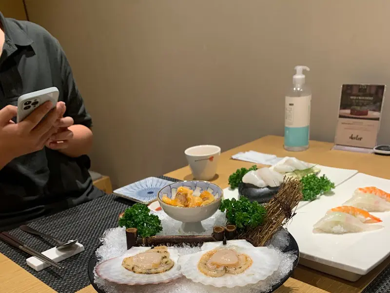 싱싱한 해산물이 가득 담긴 모듬회