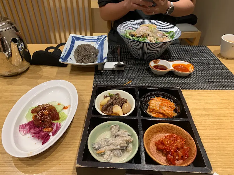 다채로운 반찬과 곁들여 먹는 회덮밥