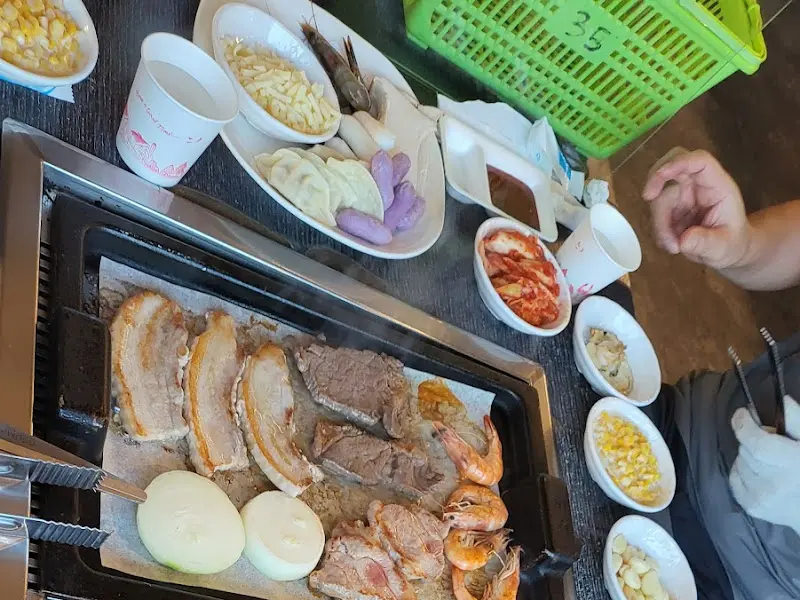 고기와 해산물을 함께 구워 먹는 모습