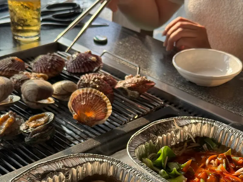 불판 위에서 익어가는 조개들