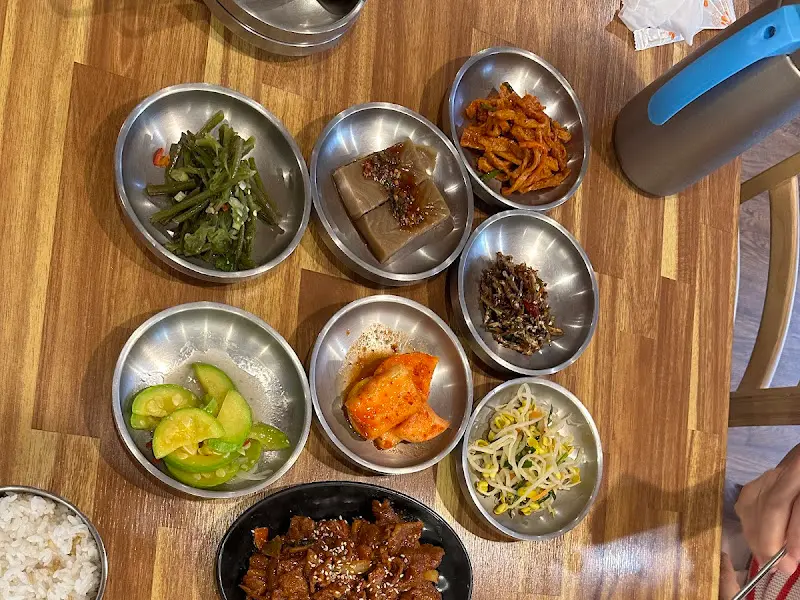 다채로운 반찬이 정갈하게 담겨 있는 모습