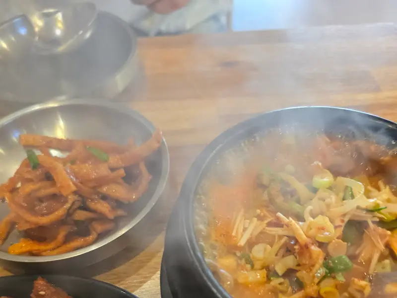 김이 모락모락 나는 청국장의 모습