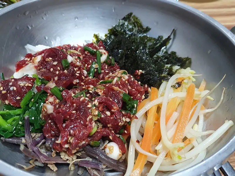 신선한 육회비빔밥의 모습