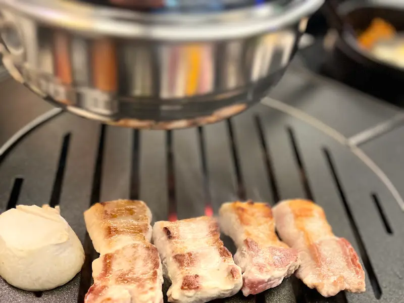 숯불에 구워지는 고기