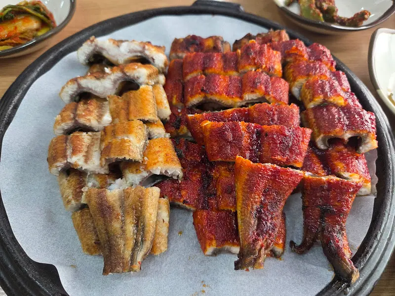 소금구이와 양념구이가 나란히 담겨 나온 모습