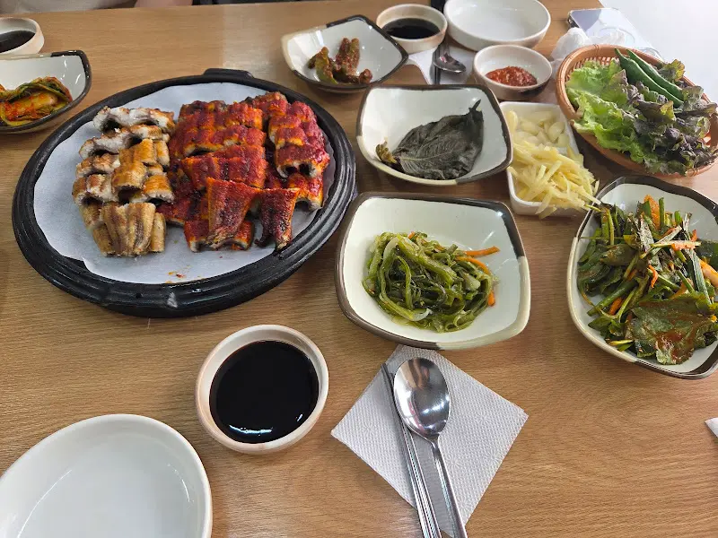 정갈하게 차려진 밑반찬과 장어구이 한 상