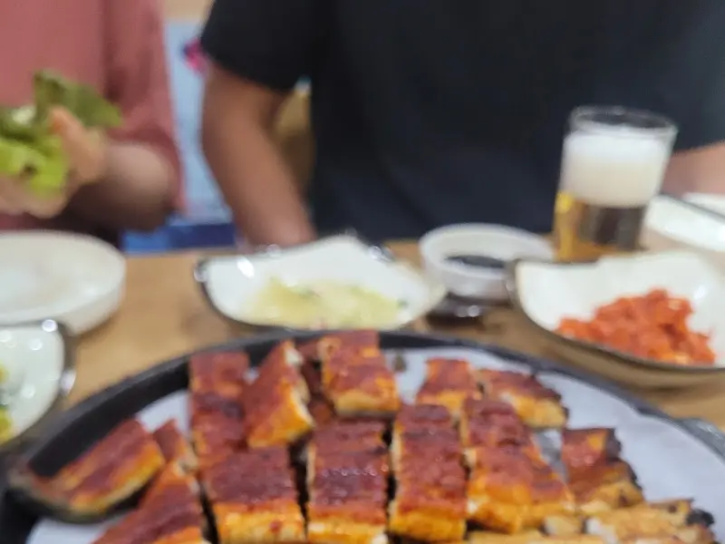 장어와 함께 곁들여 먹는 다양한 밑반찬들