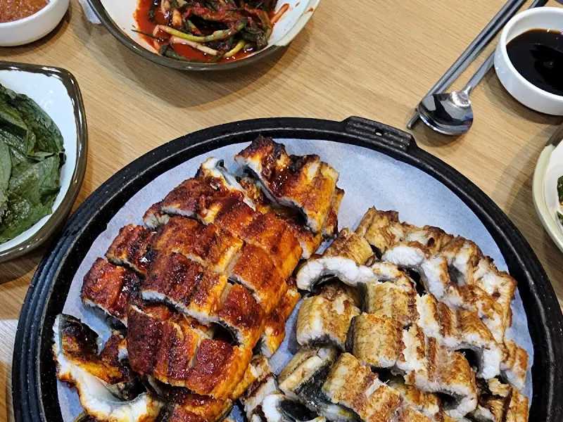 노릇하게 구워진 장어구이의 모습