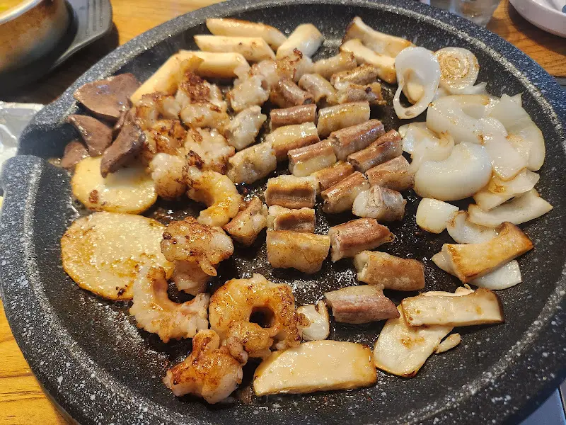 노릇하게 구워진 곱창, 대창, 막창