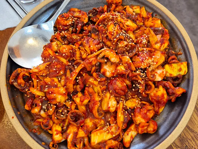 윤기가 흐르는 쭈꾸미 볶음