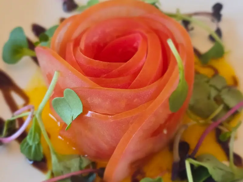 장미꽃 모양으로 섬세하게 장식된 토마토 샐러드