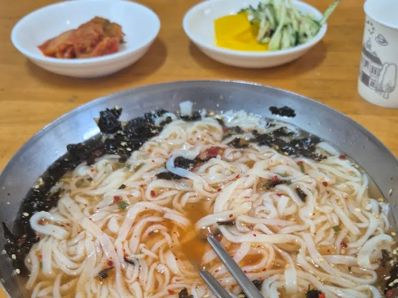 칼국수와 반찬
