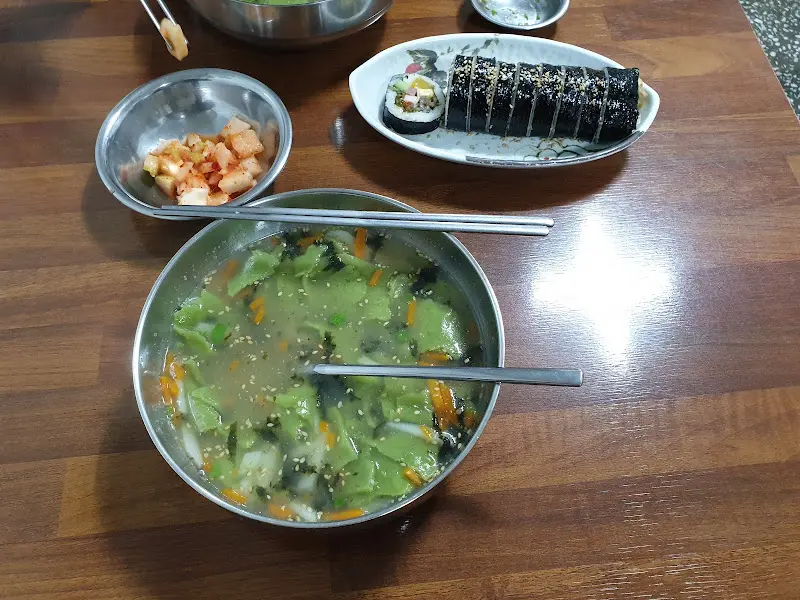 칼국수와 김밥, 반찬