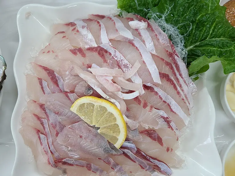 눈으로도 느껴지는 싱싱함, 모듬회 한 접시