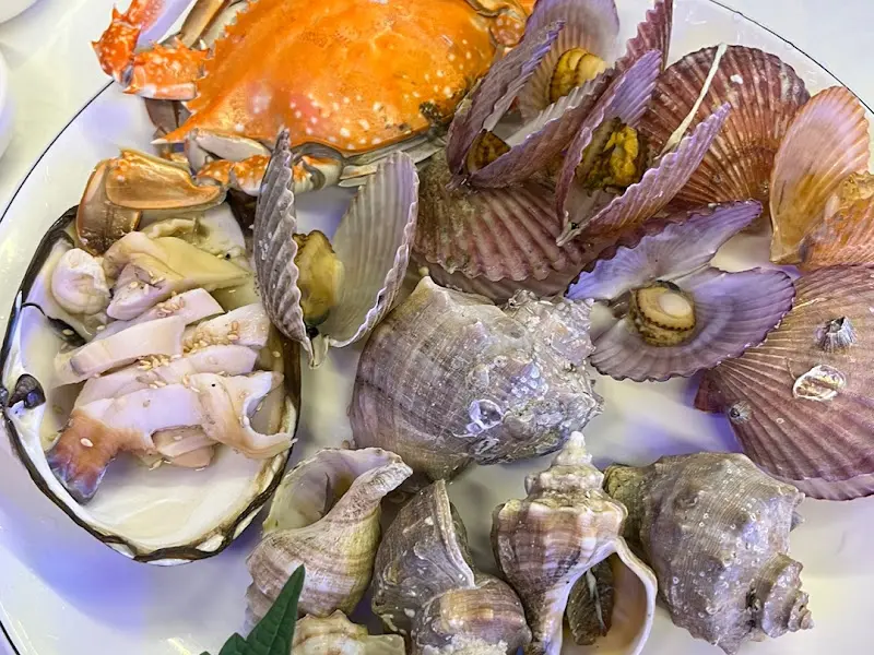 싱싱한 해산물이 가득 담긴 한 상 차림