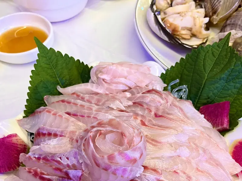 싱싱한 회 한 점, 입안 가득 퍼지는 바다 향