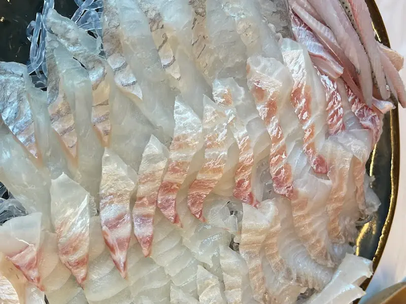 투명한 빛깔을 자랑하는 신선한 회