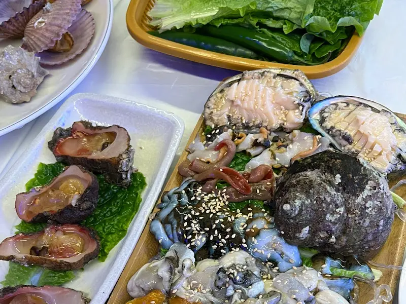 싱싱한 해산물 스끼다시, 보기만 해도 군침이 꿀꺽