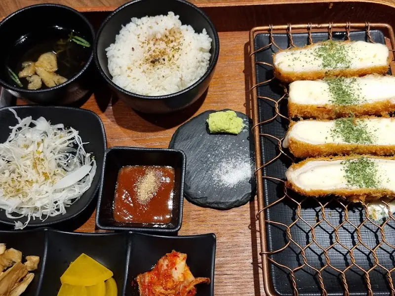 섬세하게 썰린 특등심 카츠와 곁들임